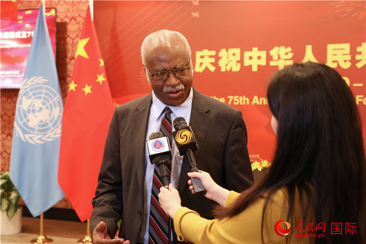 联大主席菲勒蒙在招待会现场接受媒体采访，他向中国政府和人民致以节日祝贺，表示中国的发展成就令人惊叹。人民网记者 李志伟摄